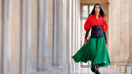 Comme sa mère Inès de la Fressange, Nine d'Urso réinvente le style parisien avec une jupe inattendue