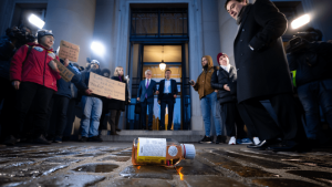 Pesticides: le Sénat valide une loi d’urgence agricole, risque pour consommateurs et environnement Loi d'urgence agricole: le Sénat ouvre la voie à la réintroduction de pesticides interdits