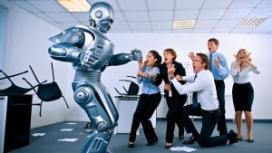 Cette vidéo d’un robot qui frappe ses collègues humains a fait sensation, mais c'est une mise en scène, elle pose néanmoins la question des garde-fous à mettre en place pour le jour où les robots en seront vraiment capables