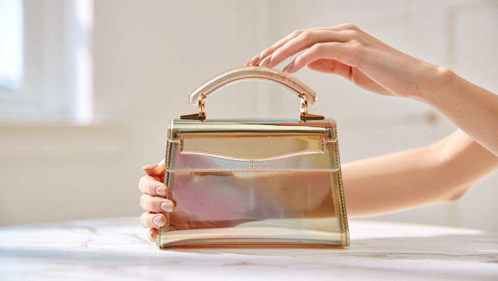 Sacs de luxe: matière surprenante remplace le cuir cet été Fini le cuir, cette matière incongrue qui a conquis nos chaussures s'impose cet été sur les sacs de luxe