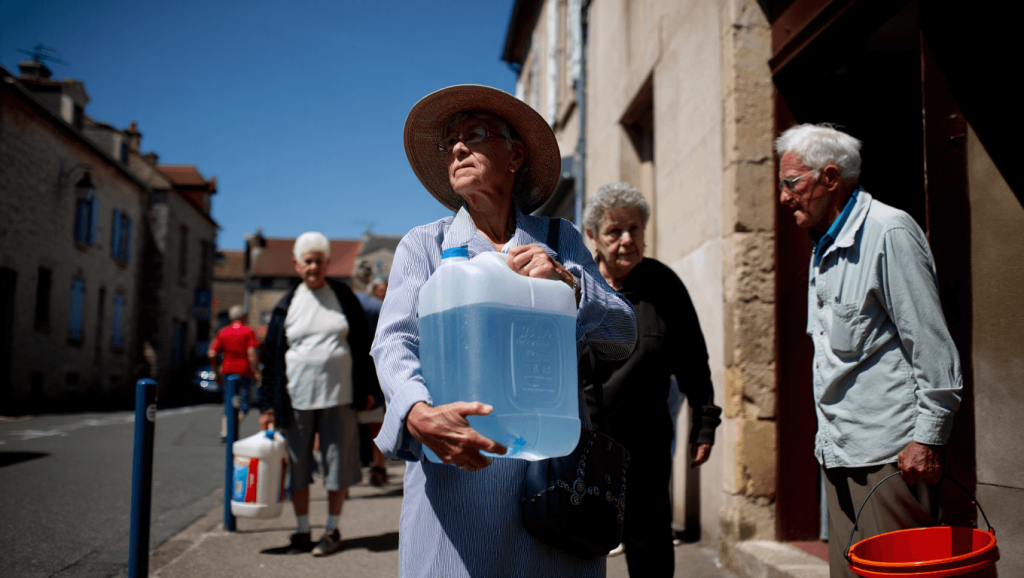 Canicule: demande d’eau bondit jusqu’à 20%, les communes tirent la sonnette d’alarme Canicule: consommation d'eau en hausse de 15% à 20%, estime une fédération de collectivités