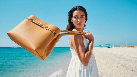 Ni en raphia ni en osier, Charlotte Cardin a dégoté le sac de plage parfait à 2 600 €