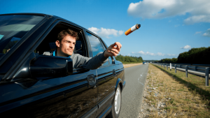 Mégots en voiture en France: près de 20% des fumeurs les jettent par la fenêtre En France, près d'un fumeur sur cinq admet jeter son mégot par la fenêtre en voiture