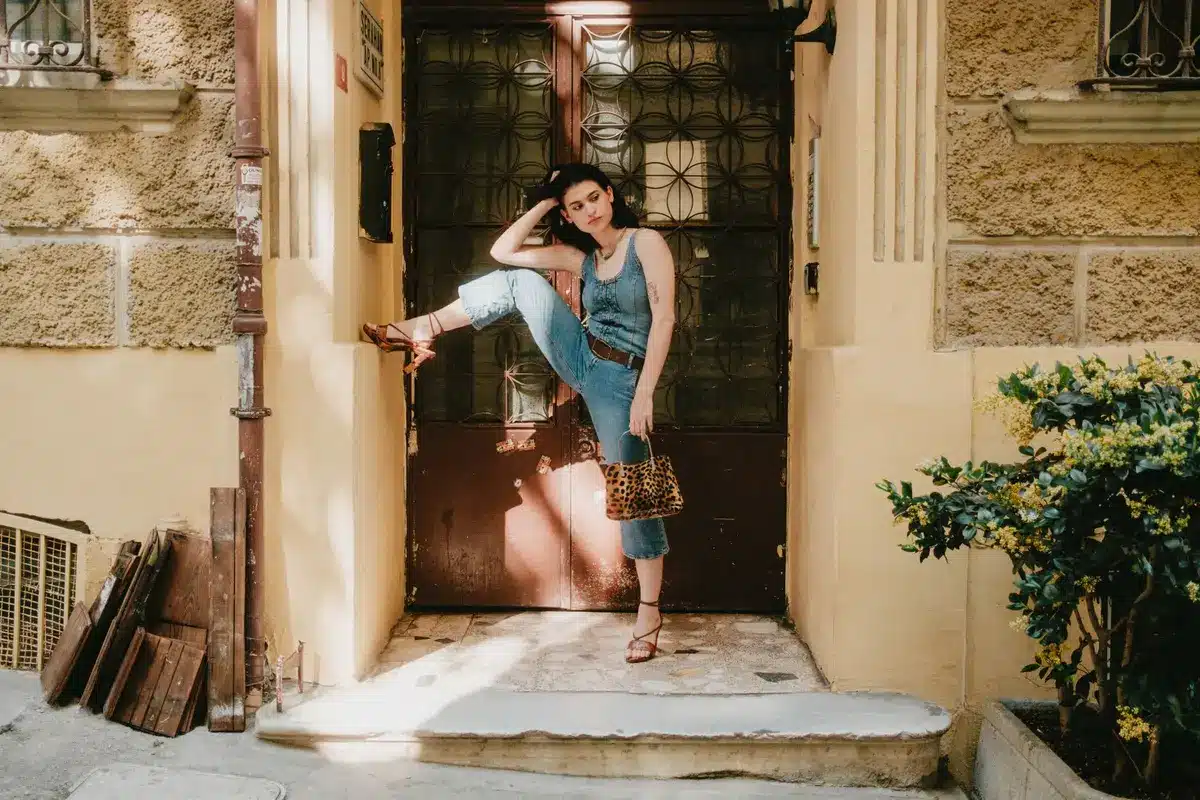 Femme portant un sac léopard avec un jean simple et des couleurs neutres