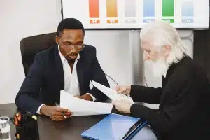 Réunion d'affaires autour d'une table avec documents financiers et graphiques de budget