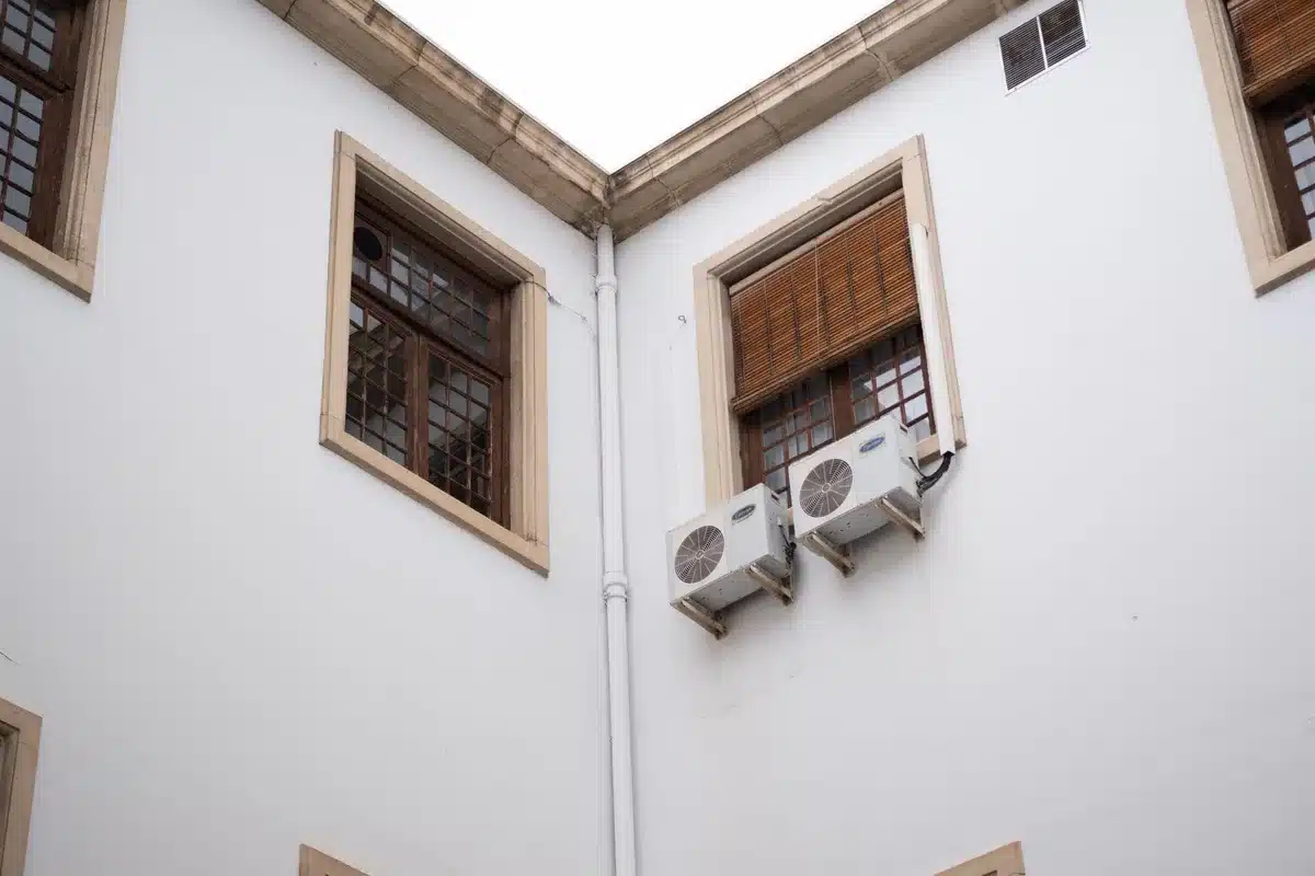 Climatiseur mobile déployé sur un site d'événement pour rafraîchir les espaces publics