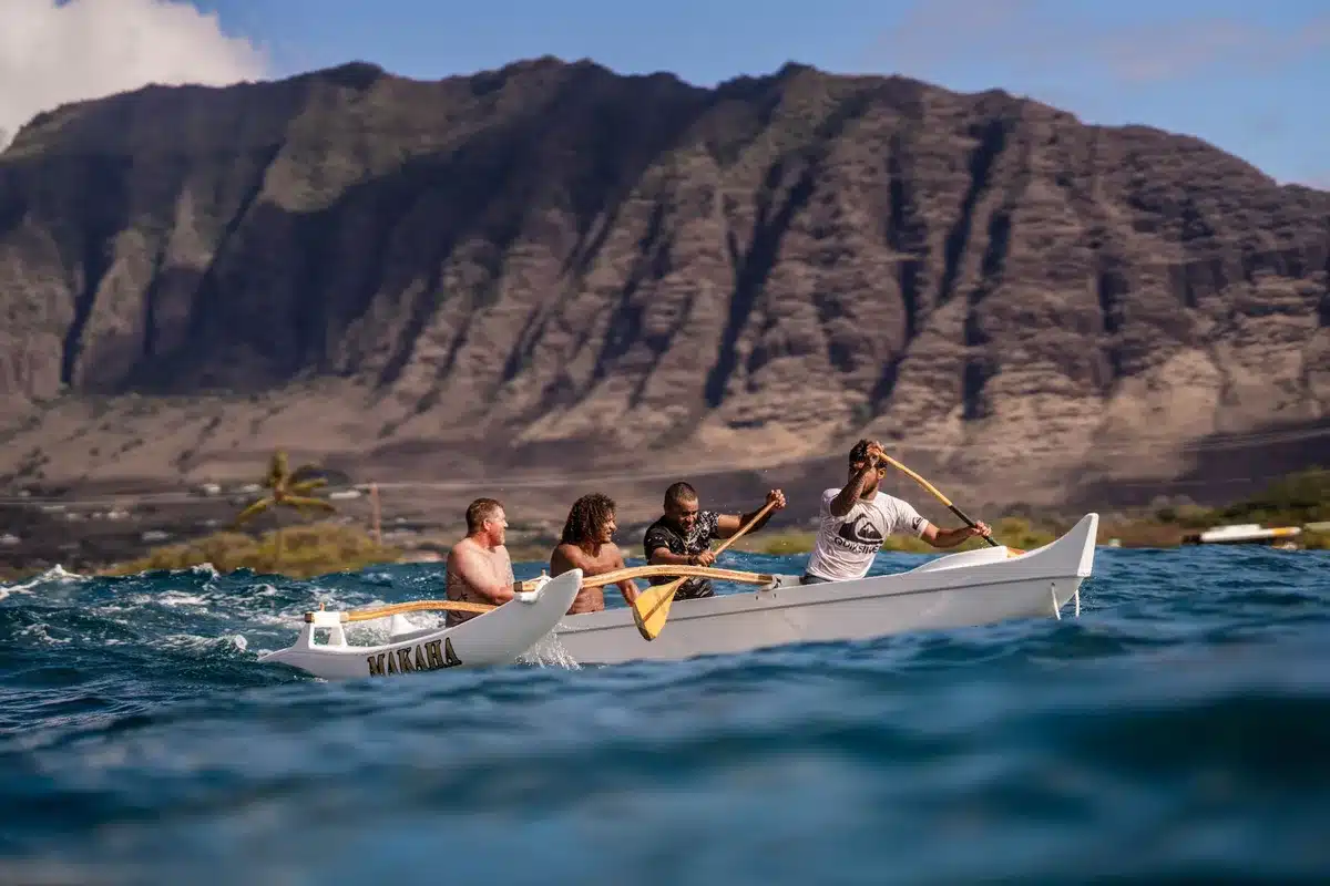 Athlètes en canoë ocean racing naviguant sur une mer agitée lors d'une compétition