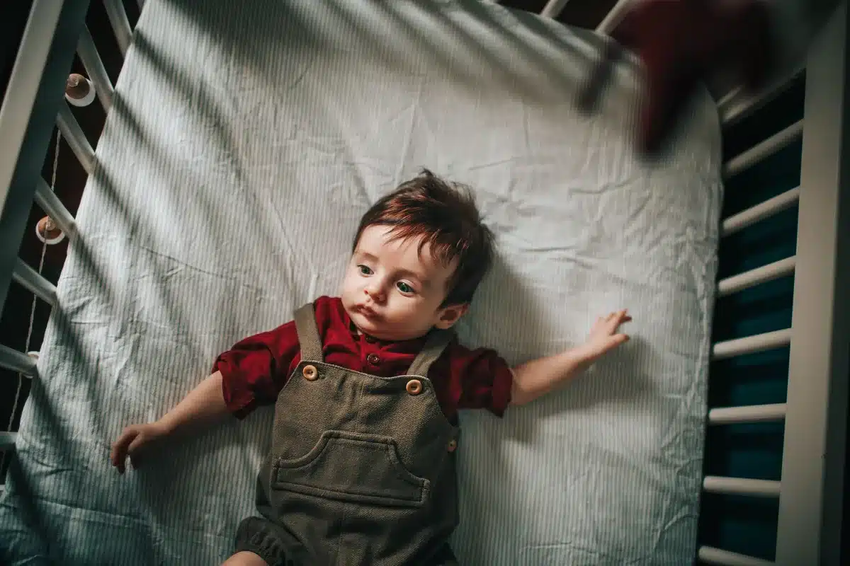Lit bébé conforme aux normes de sécurité avec matelas adapté et literie douce