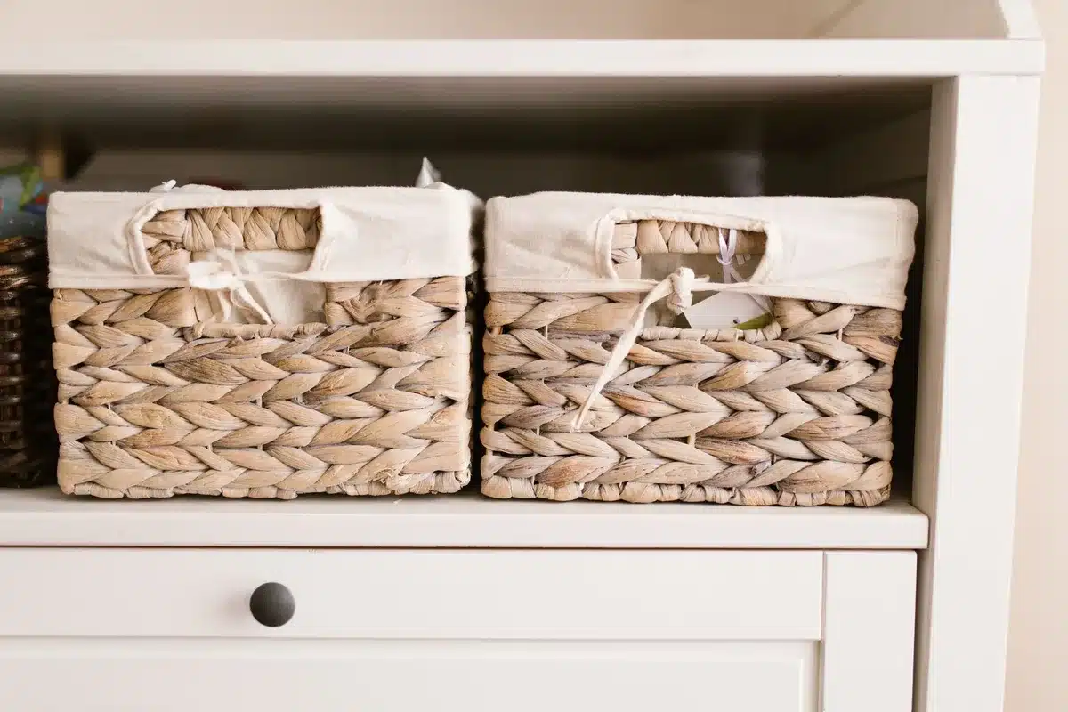 Rangements modulables, paniers et étagères dans une chambre bébé bien organisée