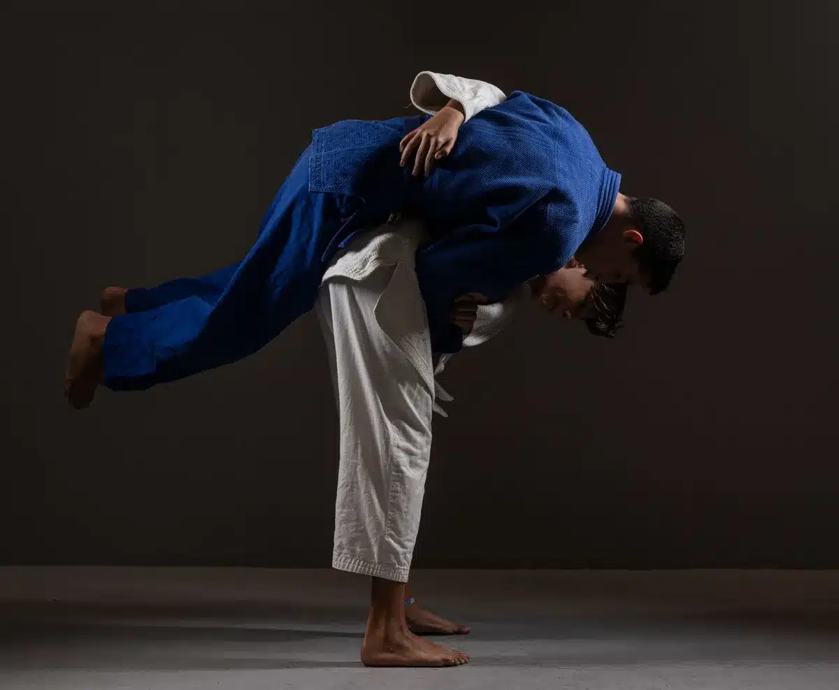 Judokas de différentes nations en tenue de compétition.