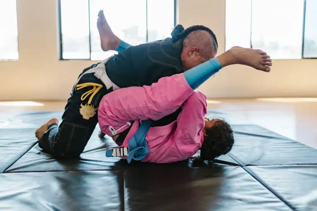 Jeunes judokas en tenue blanche s'affrontant sur un tatami lors d'une compétition internationale.