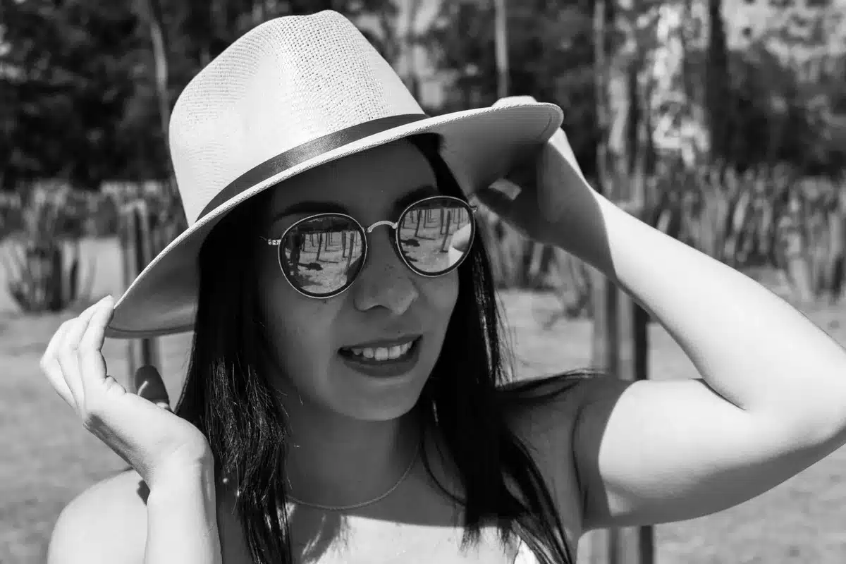 Femme au visage carré portant un chapeau panama à bords souples