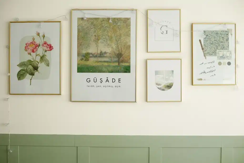 Silhouette d'une personne en vêtements minimalistes appuyée contre un mur blanc dans une galerie d'art