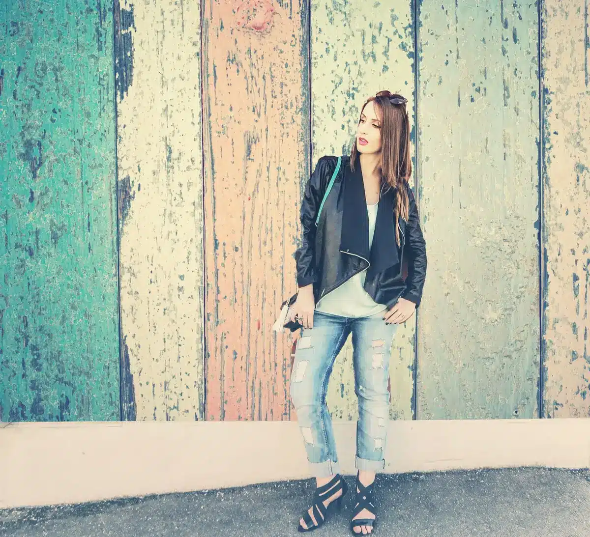 Femme portant des tongs avec une tenue structurée : veste légère et pantalon large, style urbain