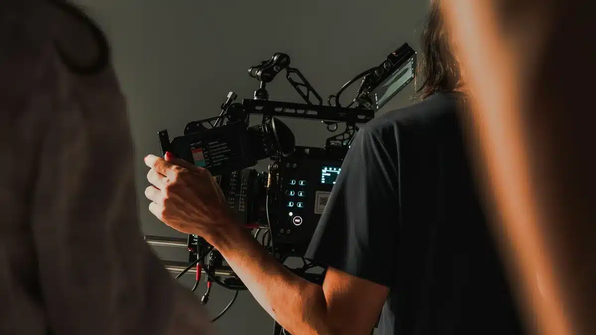 Équipe de costumiers vérifiant les tenues sur un plateau de cinéma