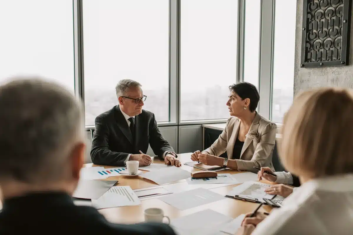 Négociateurs en conférence climat discutant des mécanismes de financement