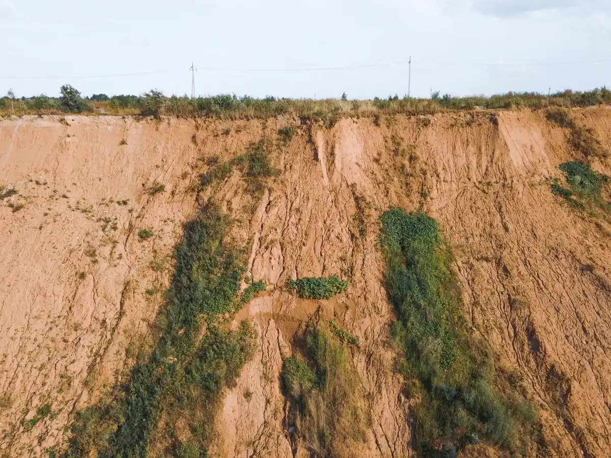 Paysage montrant l'érosion des sols et la perte de capacité de rétention d'eau