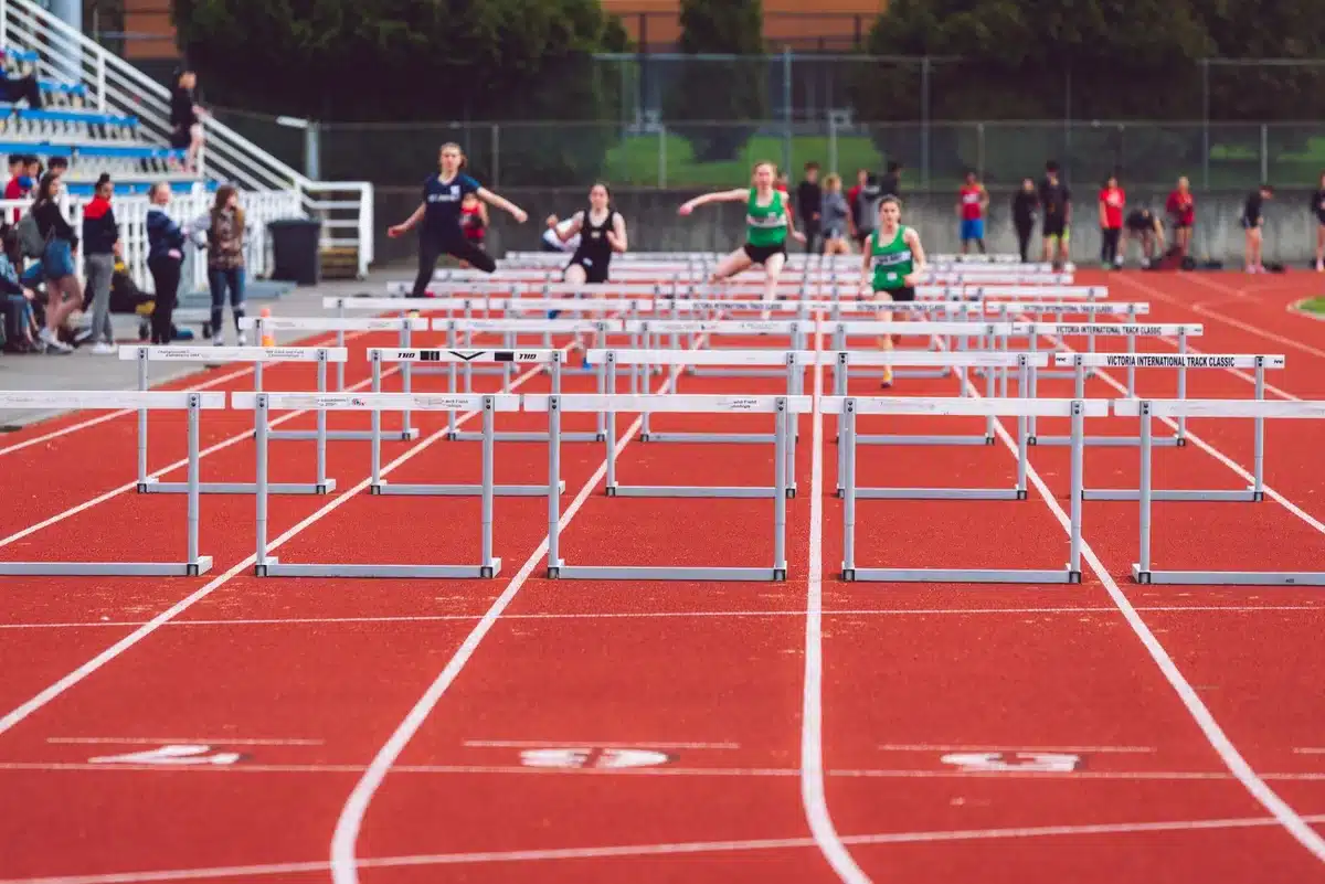 Athlètes en compétition lors d'épreuves de sprint et de haies