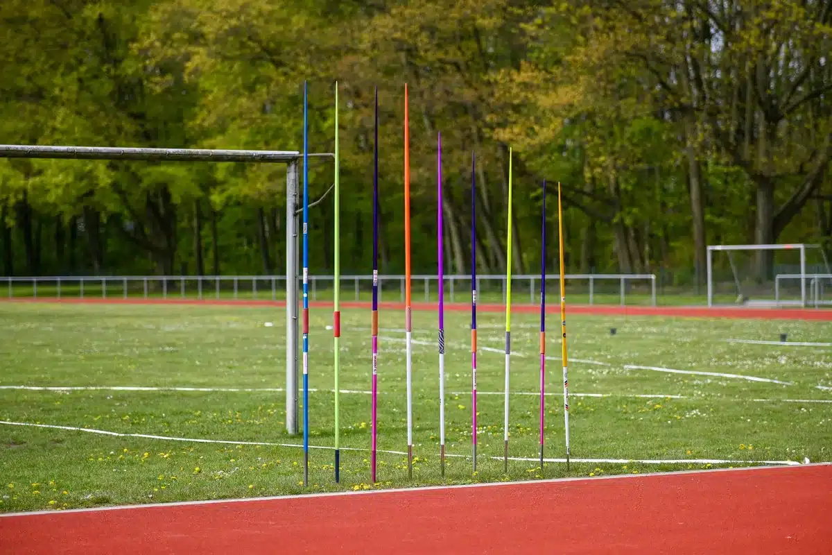 Lanceur de javelot en pleine action lors d'une compétition d'athlétisme