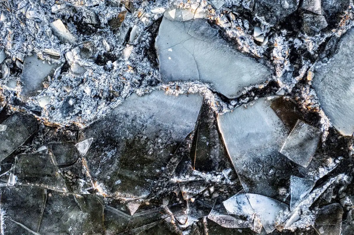 Fissures rocheuses remplies de glace permanente en train de dégeler