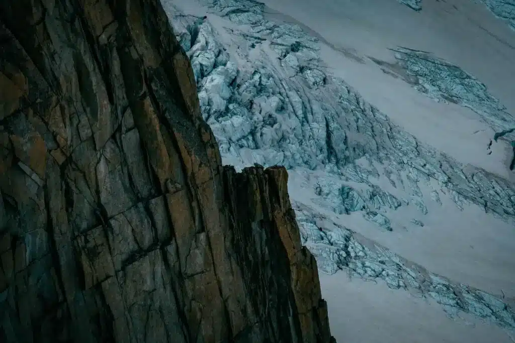 Paroi rocheuse alpine avec fissures et blocs détachés menaçant