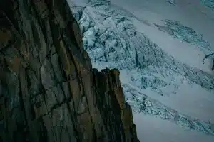 Paroi rocheuse alpine avec fissures et blocs détachés menaçant