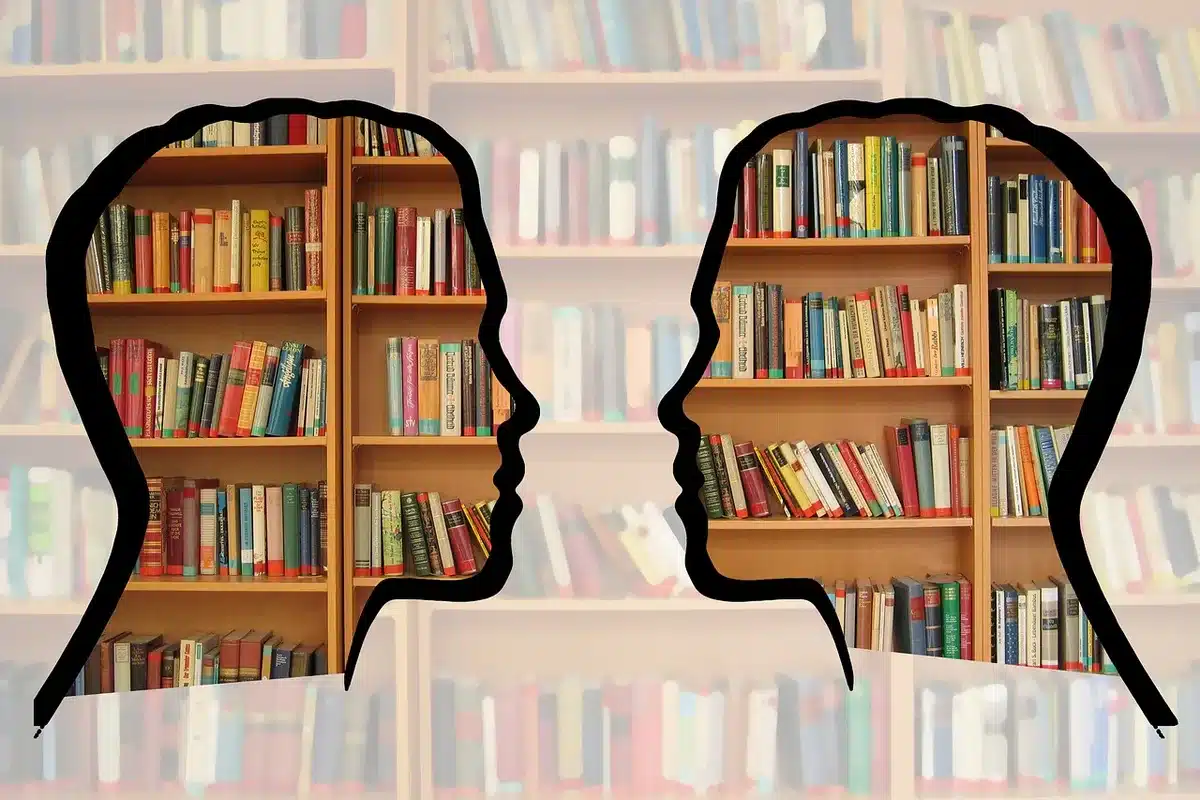 Étagères basses avec livres à la hauteur d'un enfant, facilement accessibles