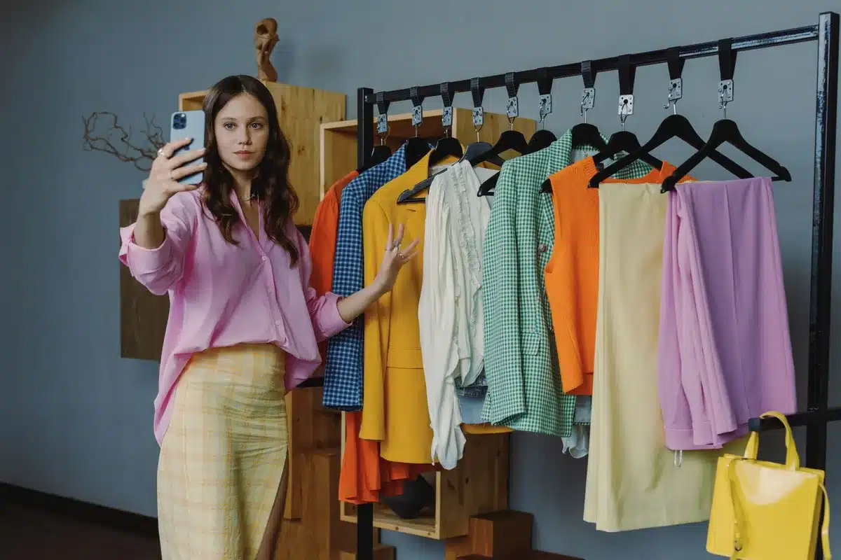 Femme essayant différentes pièces colorées d'une garde-robe variée et inclusive