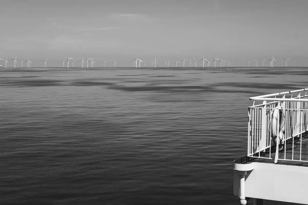 Parc éolien en mer avec turbines flottantes produisant de l'électricité renouvelable