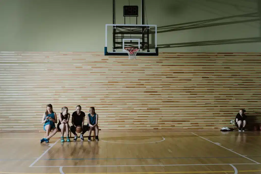 Deux joueuses de basket-ball en action lors d'un match, une tentant un tir rapide sous la pression d'une défenseure.