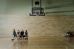 Deux joueuses de basket-ball en action lors d'un match, une tentant un tir rapide sous la pression d'une défenseure.