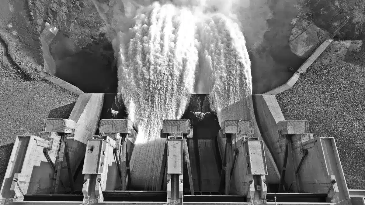 Lâchers d'eau depuis un barrage pour soutenir le débit du fleuve en période de sécheresse