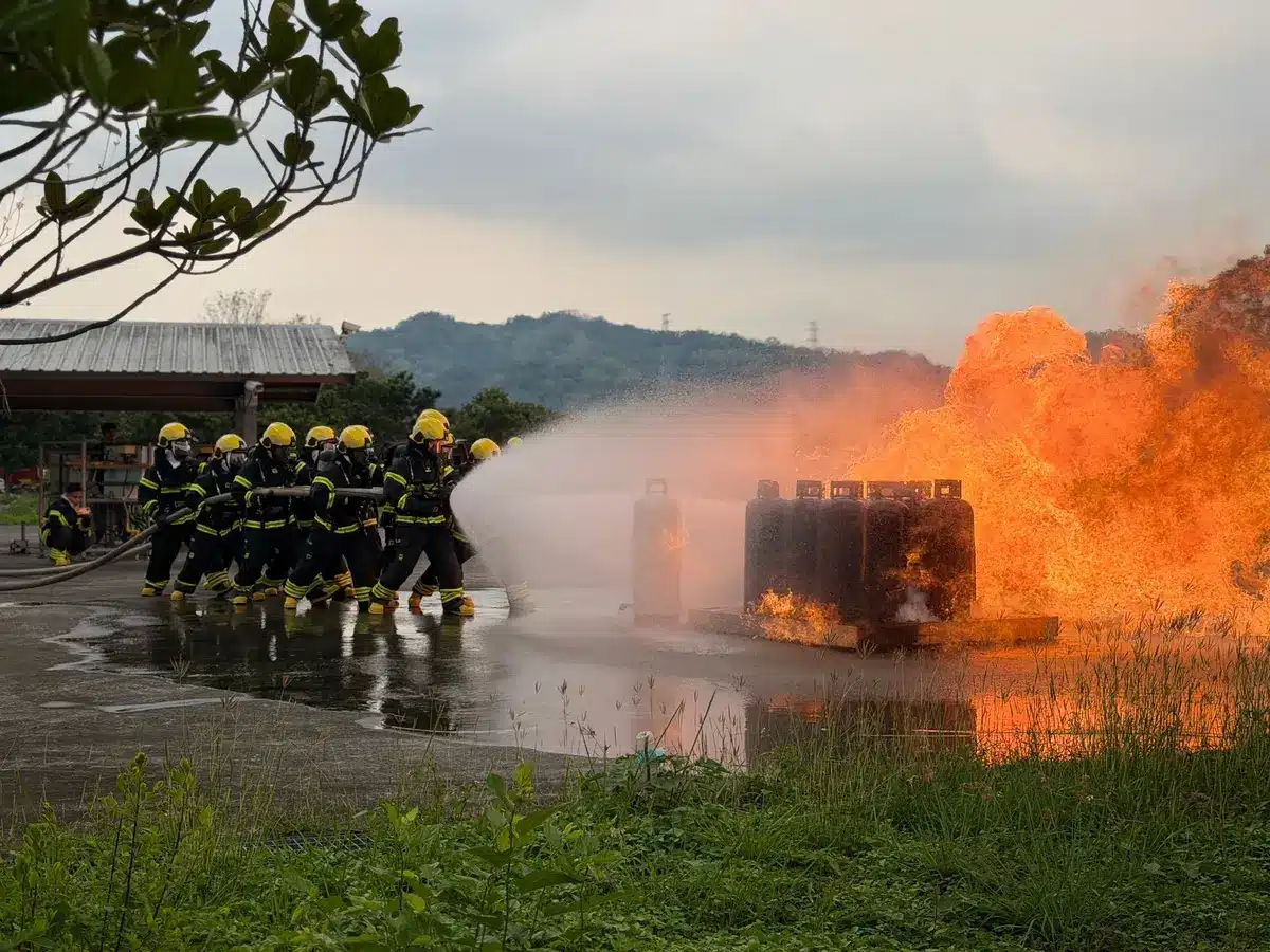 Équipes de pompiers et équipements de lutte contre les incendies en action