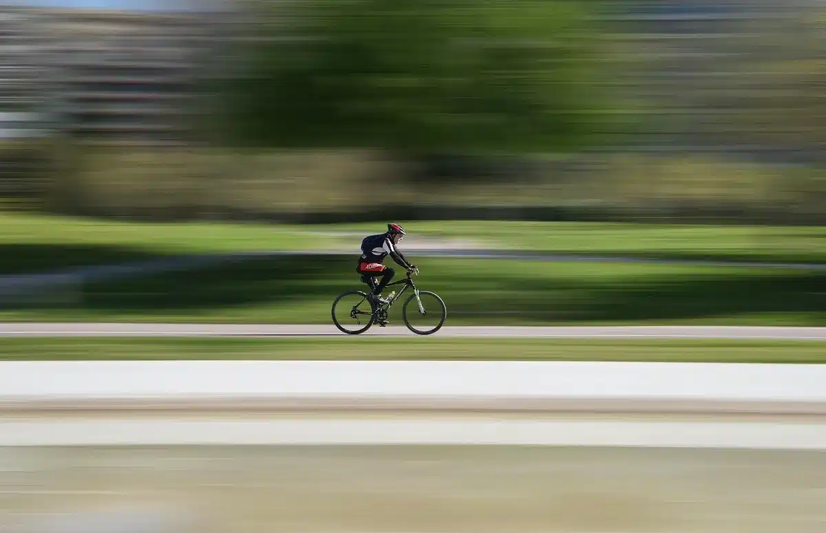 Cycliste en contre-la-montre lors d'une compétition