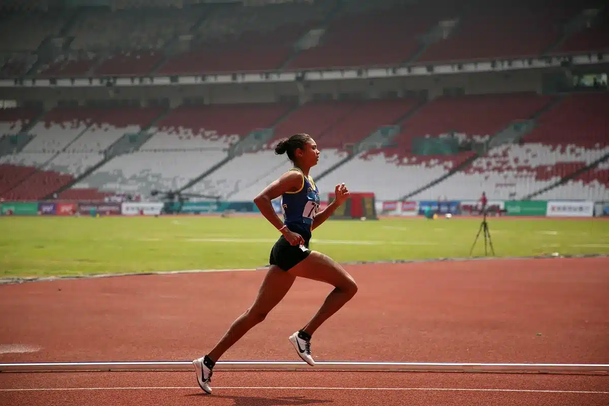 Athlète sprinter en action sur la piste d'athlétisme