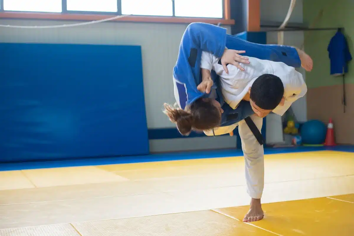 Judokas féminines en action lors d'une compétition de judo