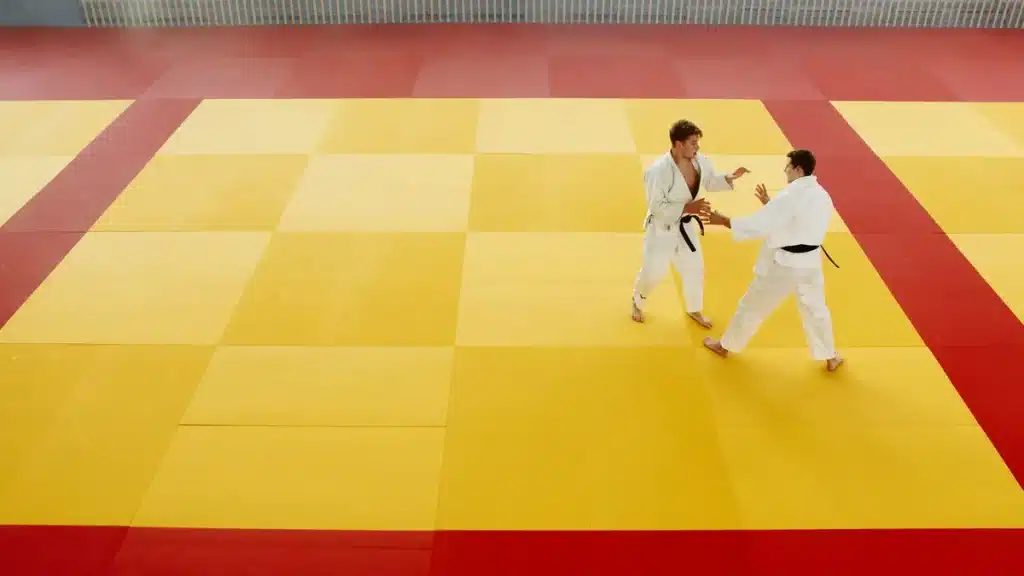 Deux judokas en combat sur un tatami lors d'une compétition internationale