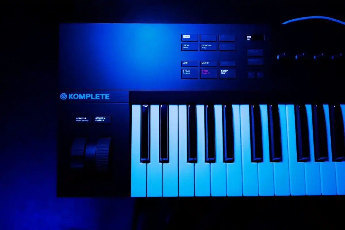Studio d'électro avec synthétiseurs et équipements de production musicale