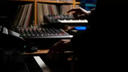 Kavinsky : décès inattendu secoue la scène électro, The Weeknd et Angèle réagissent