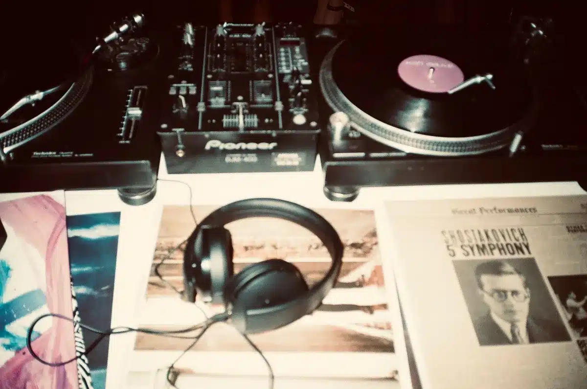Studio de production musicale avec platines vinyle, mixeur et équipements électroniques professionnels