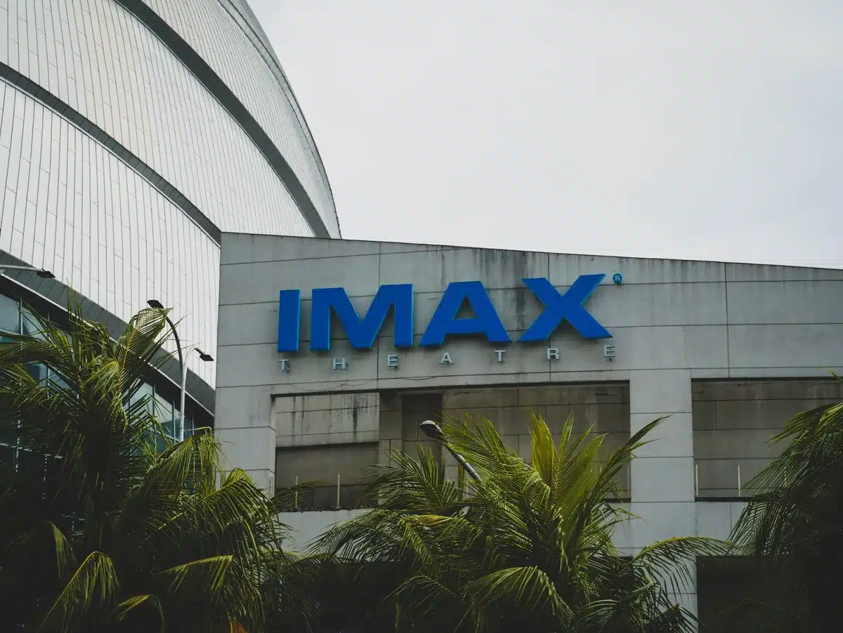 Écran IMAX géant d'une salle de cinéma, illustrant la projection 70mm en format premium