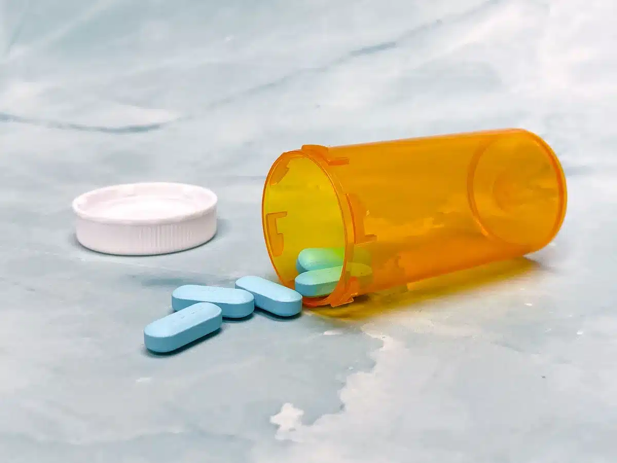 Médicaments et fioles de pharmacie disposés sur un plan de travail clinique