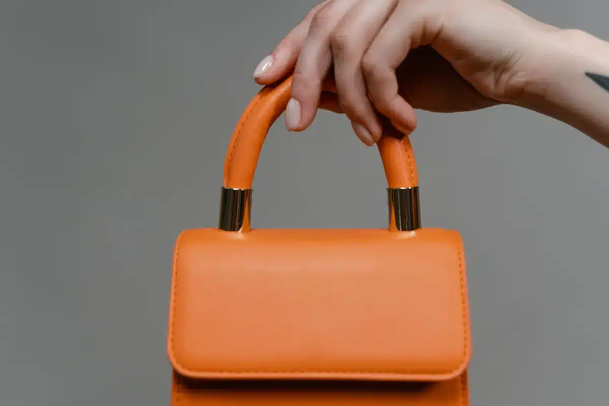 Anse de cuir Loro Piana transformant un foulard en poignée de sac