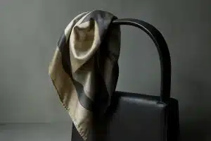 Loro Piana 490 € déclenche polémique : accessoire inspiré du Japon divise cet été