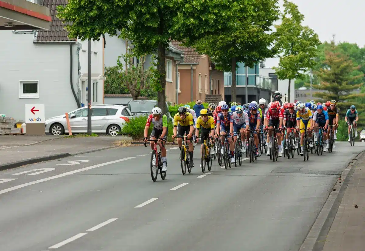 Cycliste en action lors d'une étape d'une grande course