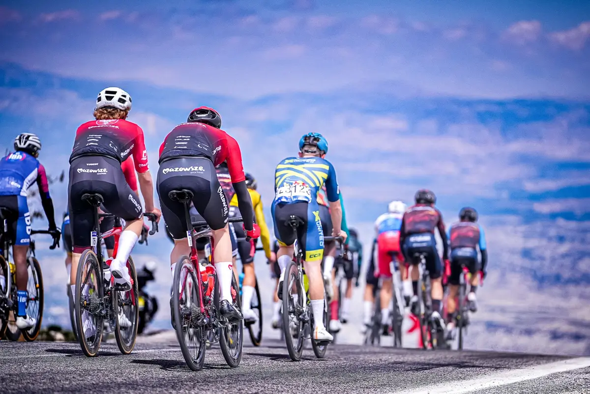 Peloton de cyclistes en montée lors d'une grande boucle