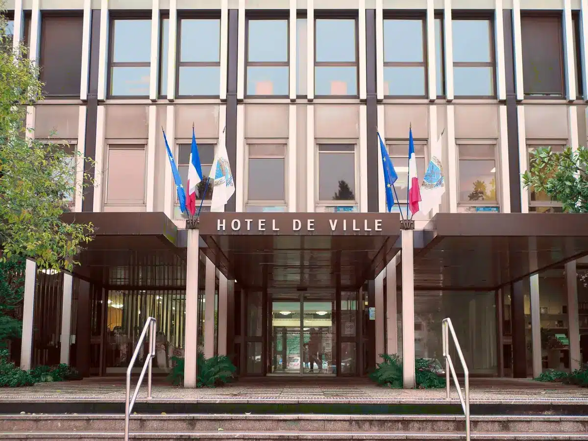 Bureau municipal avec documents et responsables de la mairie de Paris
