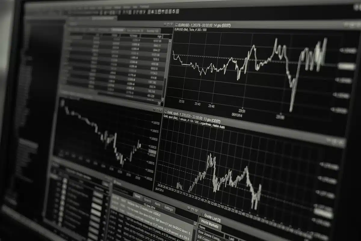 Traders et analystes travaillant sur des données financières en temps réel