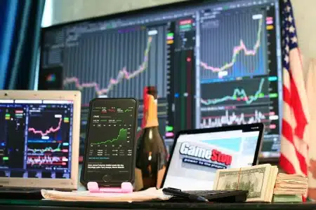 Écrans de cotation boursière affichant des données financières dans une salle de marché moderne