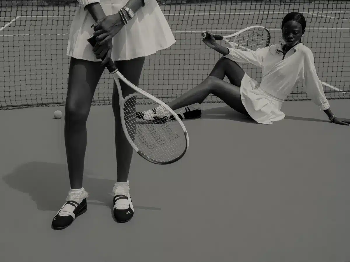 Tenue tennis sport-chic composée d'un t-shirt blanc, d'une jupe-short plissée et de baskets blanches